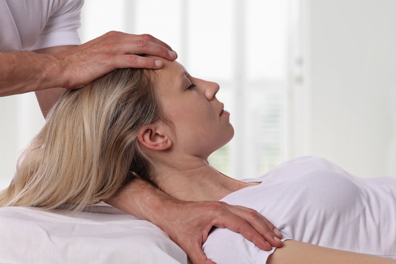 Therapeut behandelt Kopf und Schulter mit Tui Na Massage